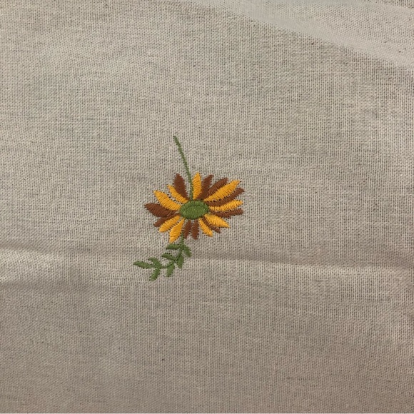 New Italian imported embroidered tablecloth - Picture 4 of 5